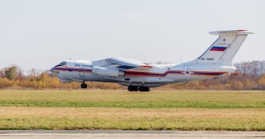 Rusya, Vladivostok, 10/13/2017. Jet uçağı Ilyushin Il-76 kurtarma (Nato rapor adı: samimi) Bakanlığı acil durumlar, Rusya'nın çıkartıyor. Havacılık ve ulaşım.