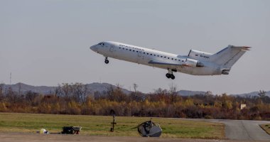 Rusya, Vladivostok, 10/13/2017. Jet yolcu uçağı Yakovlev Yak-42 (Nato rapor adı: yenmek) şirket Krasavia Havayolları çıkartıyor. Uçak gövde. Havacılık ve ulaşım.