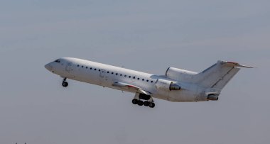 Bir gökyüzünde ticari jet uçağı. Uçak gövde. Havacılık ve ulaşım.