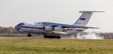 Rusya, Vladivostok, 10/13/2017. Ilyushin Il-76td uçak (Nato rapor adı: samimi) iniyor. Kasanın altından duman. Uçak gövde. Havacılık ve ulaşım.