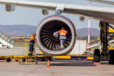 Rusya, Vladivostok, 10/13/2017. Mühendisler jet uçak motorunun iniş sonra kontrol edin. Airbus A330 Aeroflot Havayolları. Havacılık ve Havaalanı ekipmanları.
