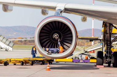 Rusya, Vladivostok, 10/13/2017. Mühendisler jet uçak motorunun iniş sonra kontrol edin. Airbus A330 Aeroflot Havayolları. Havacılık ve Havaalanı ekipmanları.
