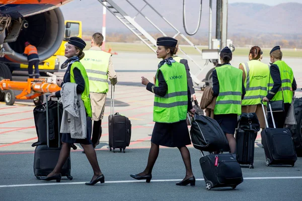 Rusya, Vladivostok, 10/13/2017. Güzel hostes Aeroflot Havayolları ve yansıtıcı yelek koyu mavi üniforma gitmek için uçak Havaalanı resmi giyinmiş. Uçağının mürettebatı. Havacılık ve ulaşım.