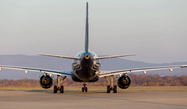 俄罗斯 符拉迪沃斯托克 2017 飞机机身尾部的客机空客 A319 的极光航空公司 航空和运输 — 图库照片