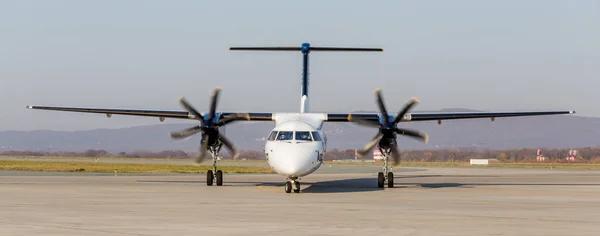 Росія Владивосток 2017 Року Пасажирського Літака Bombardier Q400 Аврора Авіакомпаній — стокове фото