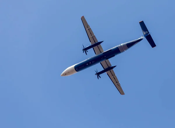 商用喷气飞机在蓝天 飞机的机身 航空和运输 — 图库照片