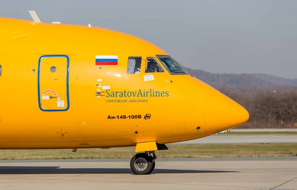 Rusya, Vladivostok, 10/13/2017. Jet yolcu uçağı Antonov An-148-100b Saratov Airlines şirketi üstünde bir uçak pisti. Uçak gövde. Havacılık ve ulaşım.