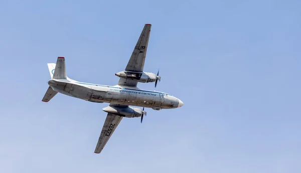 俄罗斯 符拉迪沃斯托克 2017 民用喷气机安东诺夫 北约报告的名字 航空器在蓝色天空 飞机的机身 航空和运输 — 图库照片