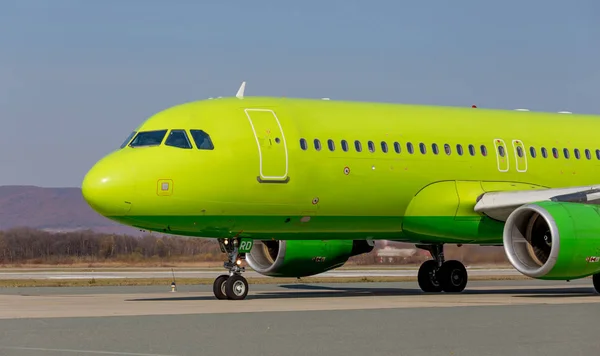 Verkehrsflugzeuge Auf Der Landebahn Flugzeugrumpf Luftfahrt Und Transport — Stockfoto