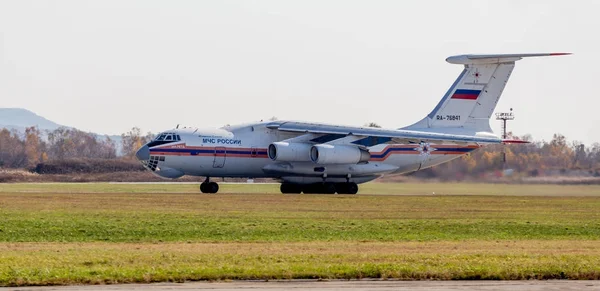 Rusya, Vladivostok, 10/13/2017. Jet uçağı Ilyushin Il-76 kurtarma (Nato rapor adı: samimi) Bakanlığı acil durumlar, Rusya'nın iniyor. Havacılık ve ulaşım.