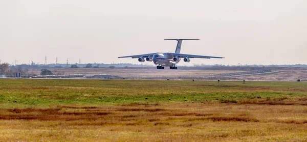 Rusya, Vladivostok, 10/13/2017. Jet uçağı Ilyushin Il-76 kurtarma (Nato rapor adı: samimi) Bakanlığı acil durumlar, Rusya'nın iniyor. Havacılık ve ulaşım.