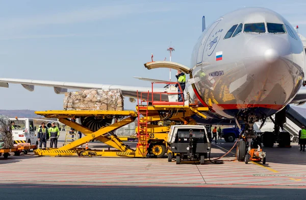 Rusya, Vladivostok, 10/13/2017. Jet yolcu uçağı Airbus A330 Aeroflot Havayolları kargo ile yükleniyor. Havacılık, ulaşım ve Havaalanı ekipmanları.