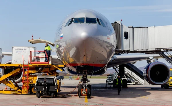 Rusya, Vladivostok, 10/13/2017. Jet yolcu uçağı Airbus A330 Aeroflot Havayolları kargo ile yükleniyor. Havacılık, ulaşım ve Havaalanı ekipmanları.