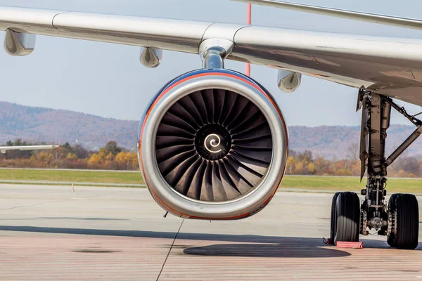 Jet uçak motoru. Havacılık ve ulaşım.