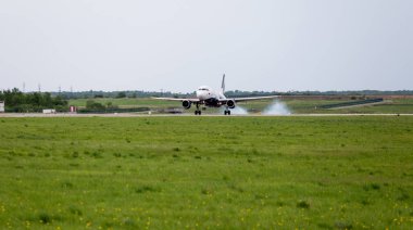 Rusya, Vladivostok, 05/26/2017. Yolcu uçağı Airbus A319 Aurora iniyor. Uçağın arkasında kasa altından duman.