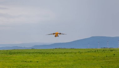 Rusya, Vladivostok, 05/26/2017. Yolcu uçağı Antonov An-148-100b Saratov Airlines şirketi çıkartıyor.