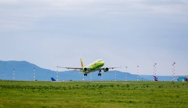 Rusya, Vladivostok, 05/26/2017. Yolcu uçağı Airbus A320 S7 havayolu şirketinin çıkartıyor.