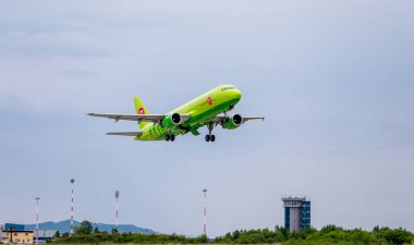 Rusya, Vladivostok, 05/26/2017. Yolcu uçağı Airbus A320 S7 havayolu şirketinin çıkartıyor.