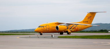 Rusya, Vladivostok, 05/26/2017. Saratov Airlines şirketi Havaalanı yolcu uçağı Antonov An-148-100b.