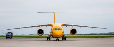 Rusya, Vladivostok, 05/26/2017. Saratov Airlines şirketi Havaalanı yolcu uçağı Antonov An-148-100b.