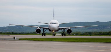Rusya, Vladivostok, 05/26/2017. Yolcu uçağı Airbus A319 Aurora şirketin Havaalanı üzerinde.