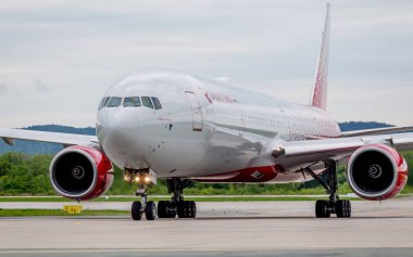 Rusya, Vladivostok, 05/26/2017. Yolcu uçağı Boeing 777-300 Rossiya şirket sadece indi.