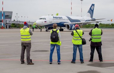 Rusya, Vladivostok, 05/26/2017. Planespotters yolcu uçağı Airbus A319 Aurora şirketin fotoğraf çekimleri. Vladivostok Havaalanı (Vvo).