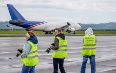 Rusya, Vladivostok, 05/26/2017. Planespotters kargo uçağı Boeing 747 fotoğraf çekimi. Vladivostok Havaalanı (Vvo).
