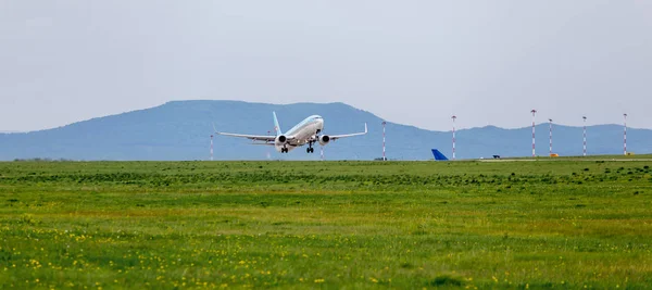 Россия Владивосток 2017 Взлет Пассажирского Самолета Boeing 737 900Er Korean — стоковое фото