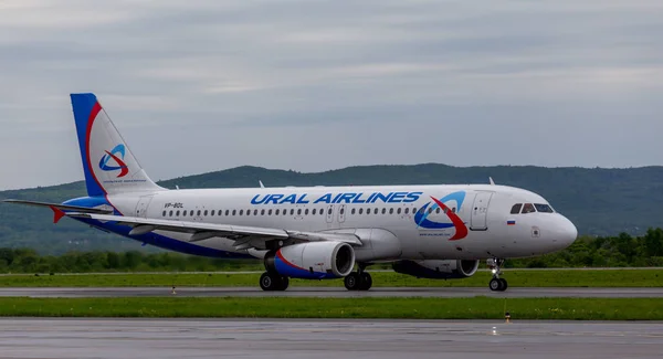 Rusya, Vladivostok, 05/26/2017. Yolcu uçağı Airbus A320 Ural havayolu şirketinin Havaalanı üzerinde.