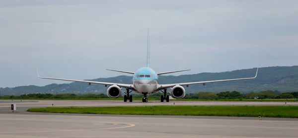 Rusya, Vladivostok, 05/26/2017. Yolcu uçağı Boeing 737-900er Havaalanı Korece yayında.