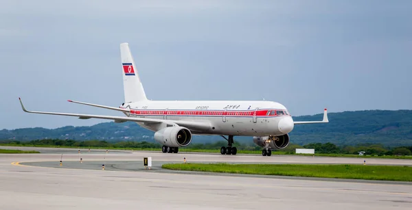 Rusya, Vladivostok, 05/26/2017. Yolcu uçağı Tupolev Tu-204-100b Havaalanı üzerindeki hava Koryo şirket (Kuzey Kore).