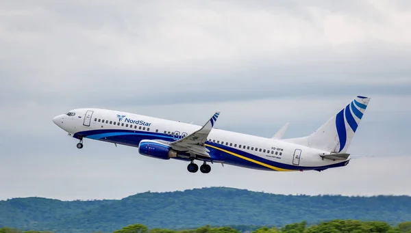 Rusya, Vladivostok, 05/26/2017. Yolcu uçağı Boeing 737-800 Nordstar şirket çıkartıyor.