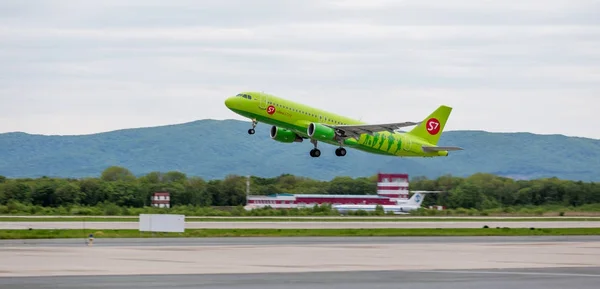 Russia Vladivostok 2017 Aereo Passeggeri Airbus A320 Della Compagnia Decolla — Foto Stock