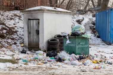 Rusya, Vladivostok, 12/22/2017. Açık tuvaletli çöplüğü. Kir ve pis koku. Çevre sorunları. Şehrin yoksul bölgelerinde. Sokaklarda çamur.