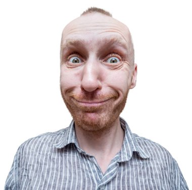 Tıraşsız bir orta yaşlı beyaz adam komik portresi. Olumlu duygular ve ifadeler. Gülümseyen ve sürpriz bir adam. Beyaz izole.