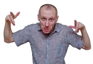 Komik Şakalar ve bir Görüntüleyici korkutuyor ve bir serseri gibi görünüyor bir tıraşsız orta yaşlı beyaz adam portresi. Beyaz izole.