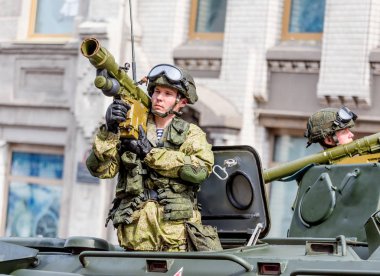 Rusya, Vladivostok, 05/09/2016. Mayıs zafer günü resmi geçit savaş aracı içinde el bombası silahla mücadele üniformalı asker ' 9. Nazi Almanya'sı üzerinde SSCB'in zafer anısına bir tatil.