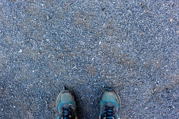 Blick Von Oben Auf Schmutzige Turnschuhe Auf Dem Mit Kies — Stockfoto