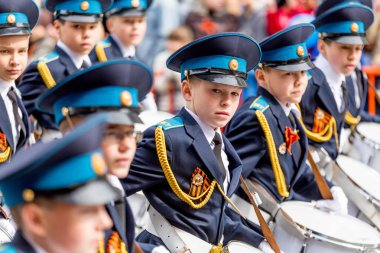 Rusya, Vladivostok, 05/09/2016. Öğrenciler-davul resmi geçit üzerinde zafer günü geçit töreni Tekdüzen Martta müzisyenlerle ' 9 olabilir. Nazi Almanya'sı üzerinde SSCB'in zafer anısına bir tatil.
