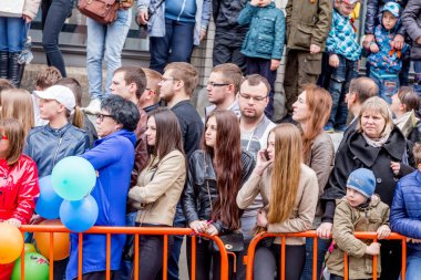 Rusya, Vladivostok, 05/09/2016. Zafer günü geçit töreni izleyicilere ' 9 olabilir. Büyük Vatanseverlik Savaşı Nazi Almanya'sı üzerinde SSCB'in zafer anısına bir tatil.