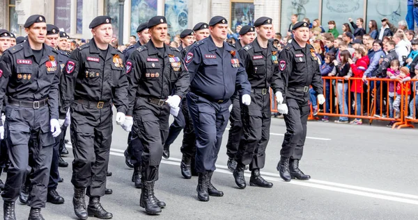 ロシア ウラジオストク 2016 戦勝記念日のパレードの行進と戦闘服の特別な目的の警察単位 Omon の兵士は を可能性があります ナチス ドイツのソビエト連邦の勝利を記念する休日 — ストック写真
