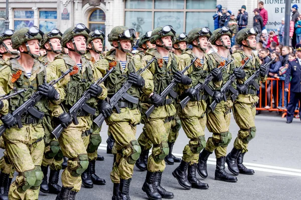 ロシア ウラジオストク 2016 機関銃の戦勝記念日のパレードの行進と戦闘服の兵士が ナチス ドイツのソビエト連邦の勝利を記念する休日 — ストック写真