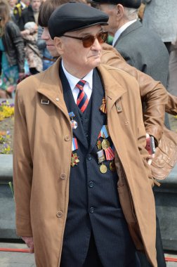 Rusya, Vladivostok, 05/09/2015. Yaşlı adam, usta ve SSCB ve Nazi Almanya'sı (1941-1945) arasında büyük Vatanseverlik Savaşı kahramanı. Yıllık zafer günü Mayıs ' 9.