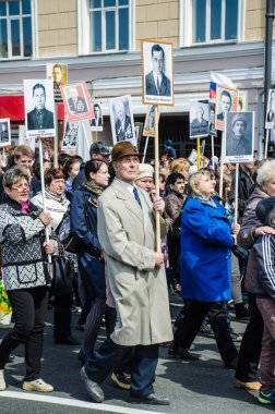 Rusya, Vladivostok, 05/09/2015. İnsanlar onların yakınları, SSCB ve Nazi Almanya'sı arasında büyük Vatanseverlik Savaşı katılımcıların portreleri tutun. Ölümsüz alayın olay yıllık zafer günü ' 9 Mayıs.