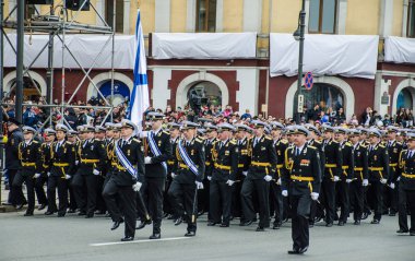 Rusya, Vladivostok, 05/09/2015. Resmi geçit üzerinde zafer günü geçit töreni Tekdüzen Martta askeri denizciler ' 9 olabilir. Büyük Vatanseverlik Savaşı Nazi Almanya'sı üzerinde SSCB'in zafer anısına bir tatil.
