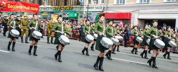 Rússia Vladivostok 2015 Uma Bela Senhora Baterista Uniforme Militar Dia — Fotografia de Stock