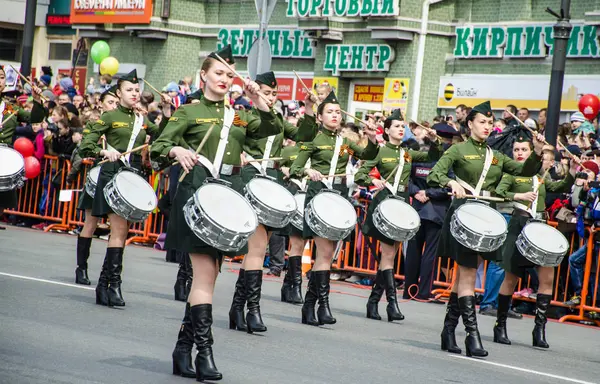 Oroszország Vlagyivosztok 2015 Szép Hölgy Dobosok Katonai Egyenruhában Győzelem Napja — Stock Fotó