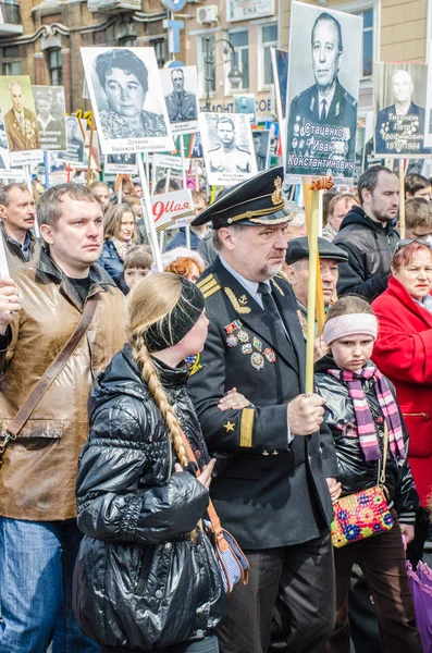 Россия Владивосток 2015 Люди Хранят Портреты Своих Родственников Участников Великой — стоковое фото