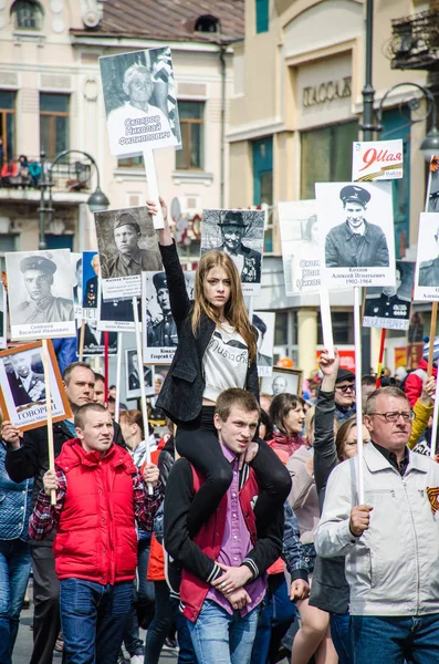 Россия Владивосток 2015 Милая Дама Портретом Родственницы Участницы Великой Отечественной — стоковое фото